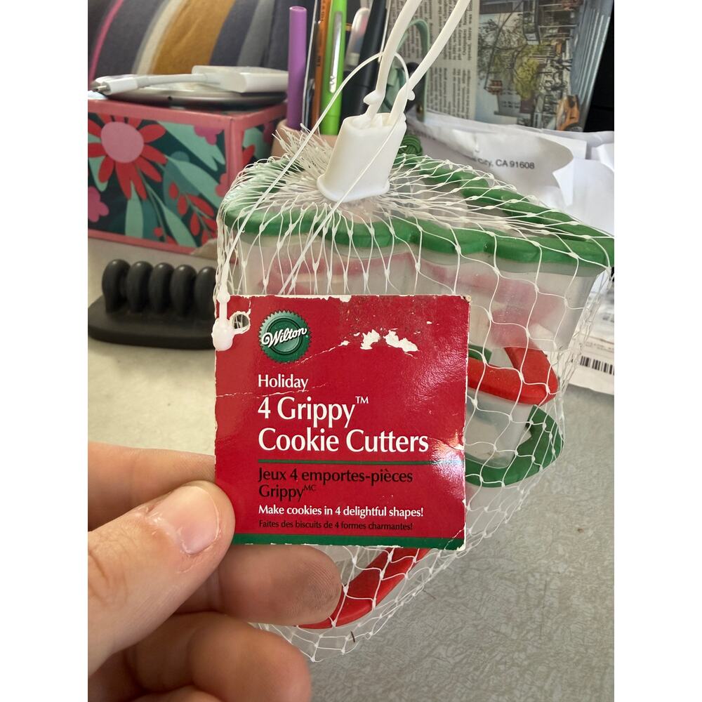 NEW 4 PC WILTON GRIPPY PLASTIC CHRISTMAS COOKIE CUTTERS